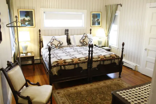 Victorian Room, Room 14, at the Coolidge Corner Guest House
