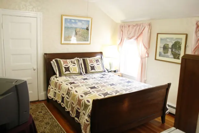 Sunshine Room, Room 17, at the Coolidge Corner Guest House