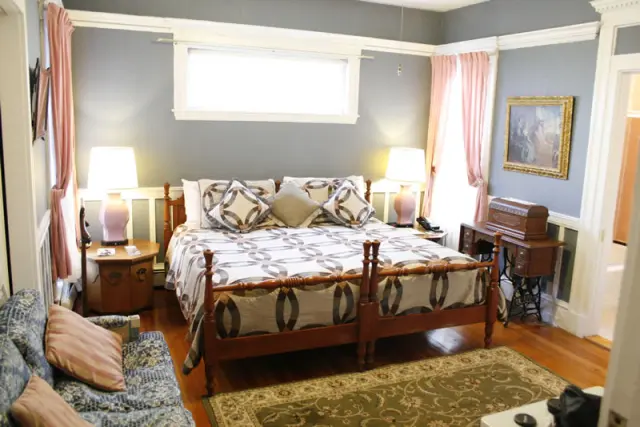 Royal Room, Room 9, at the Coolidge Corner Guest House